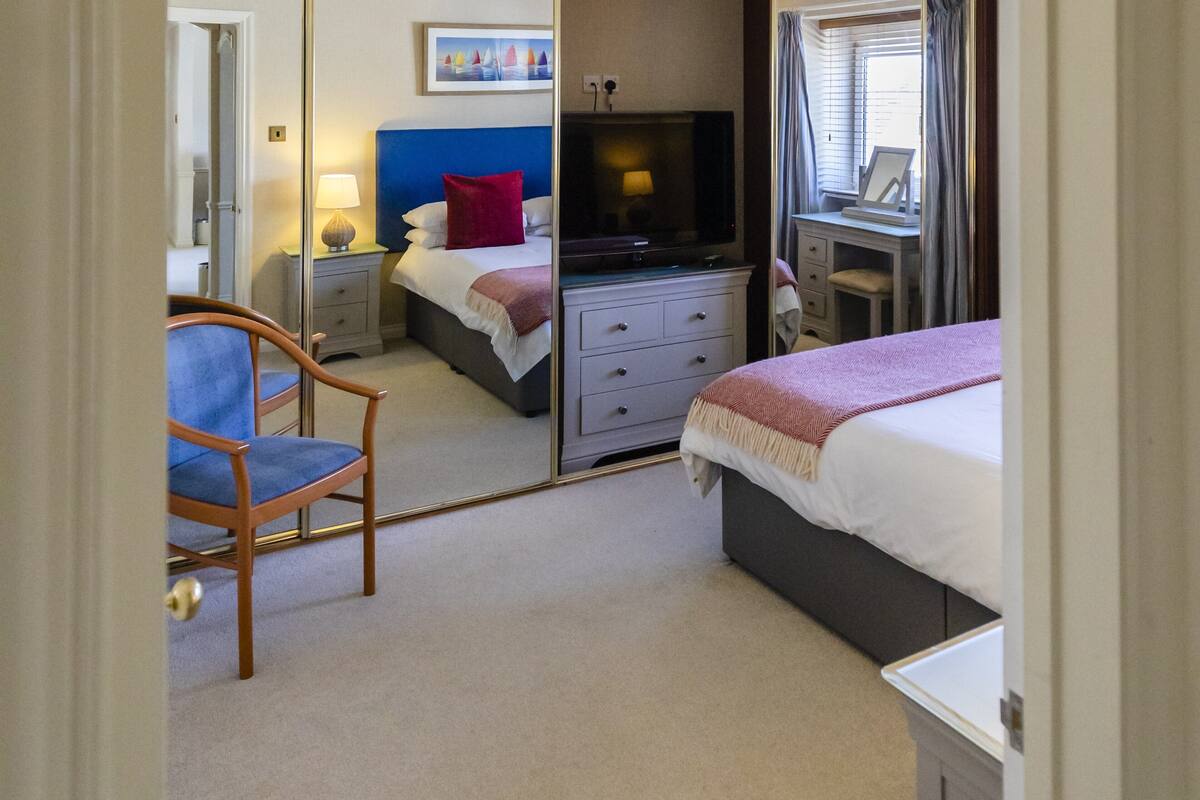 suite, multiple beds, balcony, sea view (penthouse) | 1 bedroom, desk, iron/ironing board, free cots/infant beds