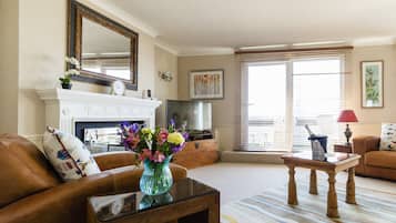 Suite, Mehrere Betten, Balkon, Meerblick (Penthouse) | Schreibtisch, Bügeleisen/Bügelbrett, kostenlose Babybetten