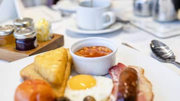 Tägliches großes Frühstück (15.00 GBP pro Person)