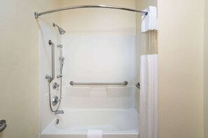 Een bad/douchecombinatie, gratis toiletartikelen, een haardroger