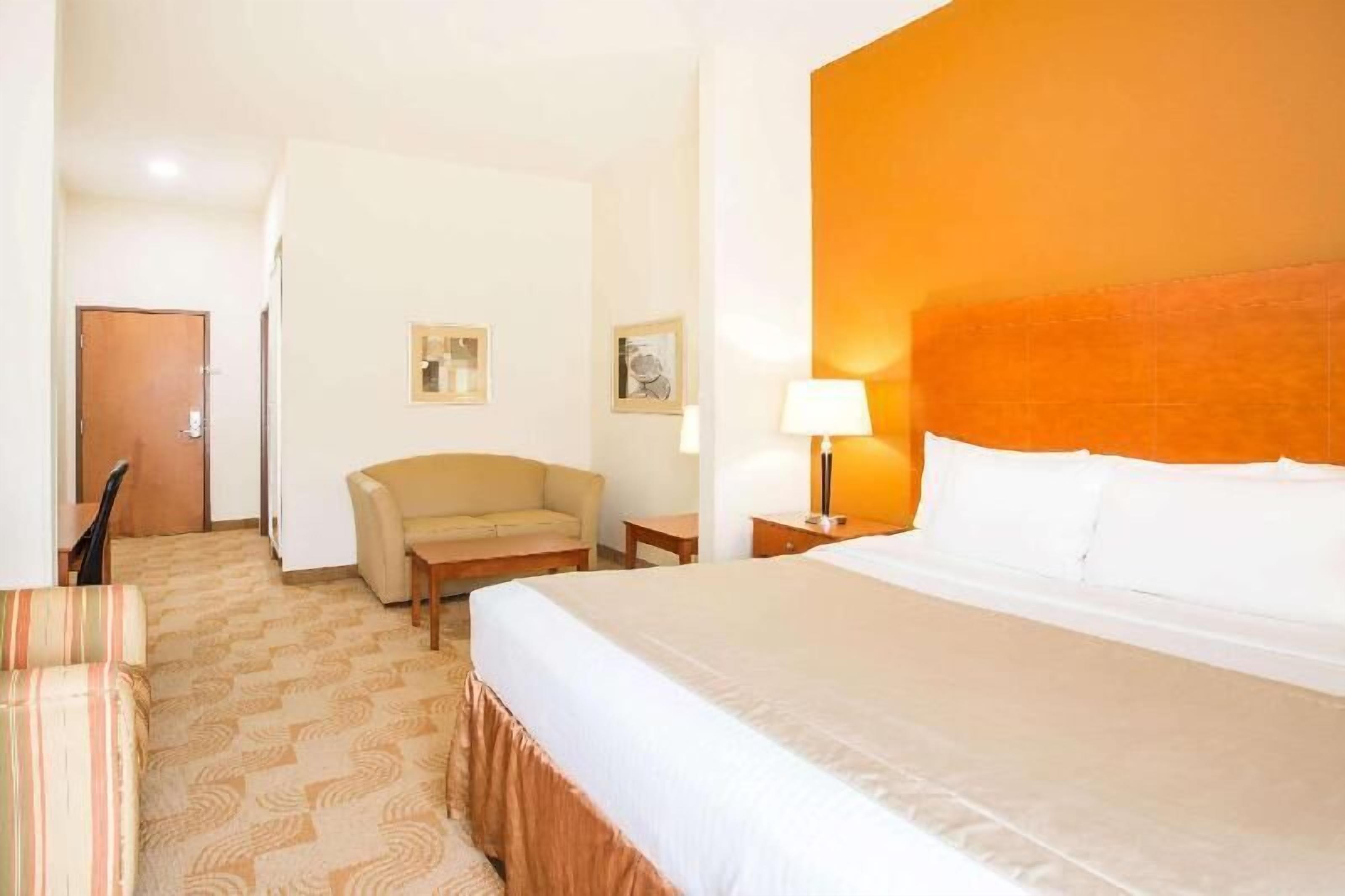 Premium bedding, iron/ironing board, rollaway beds, free WiFi