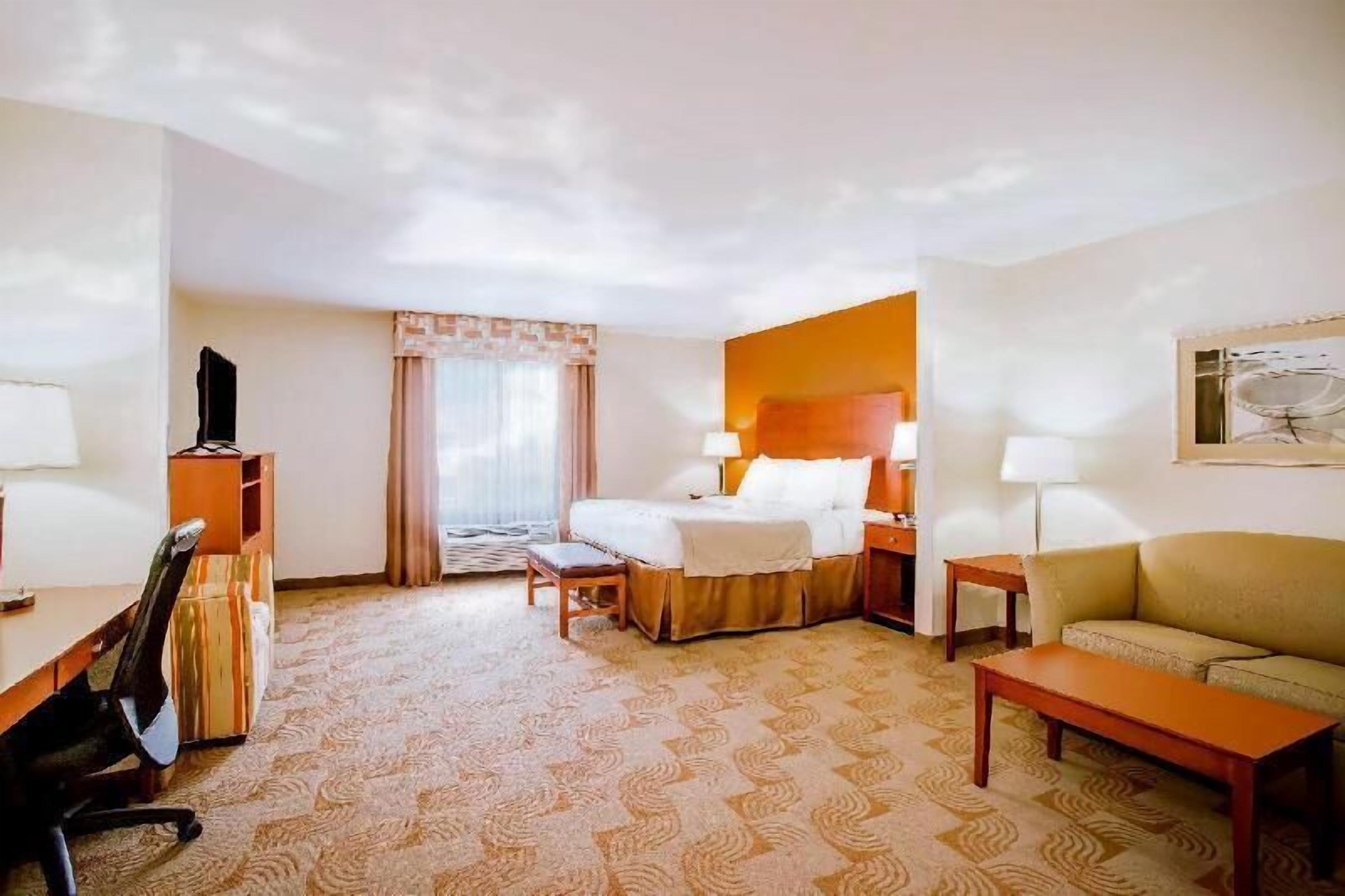 Premium bedding, iron/ironing board, rollaway beds, free WiFi