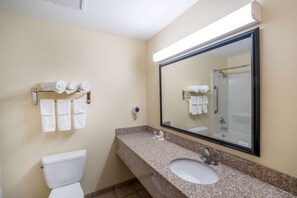 Combined shower/tub, free toiletries, hair dryer, towels - Baymont by Wyndham Savannah I-95 (Savannah)