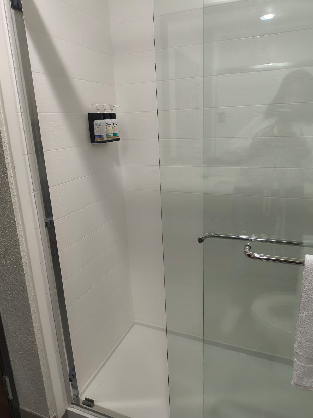 Combined shower/tub, free toiletries, hair dryer, towels