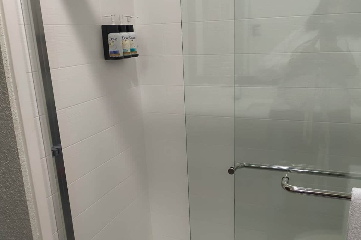Combined shower/tub, free toiletries, hair dryer, towels