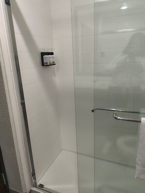 Combined shower/tub, free toiletries, hair dryer, towels