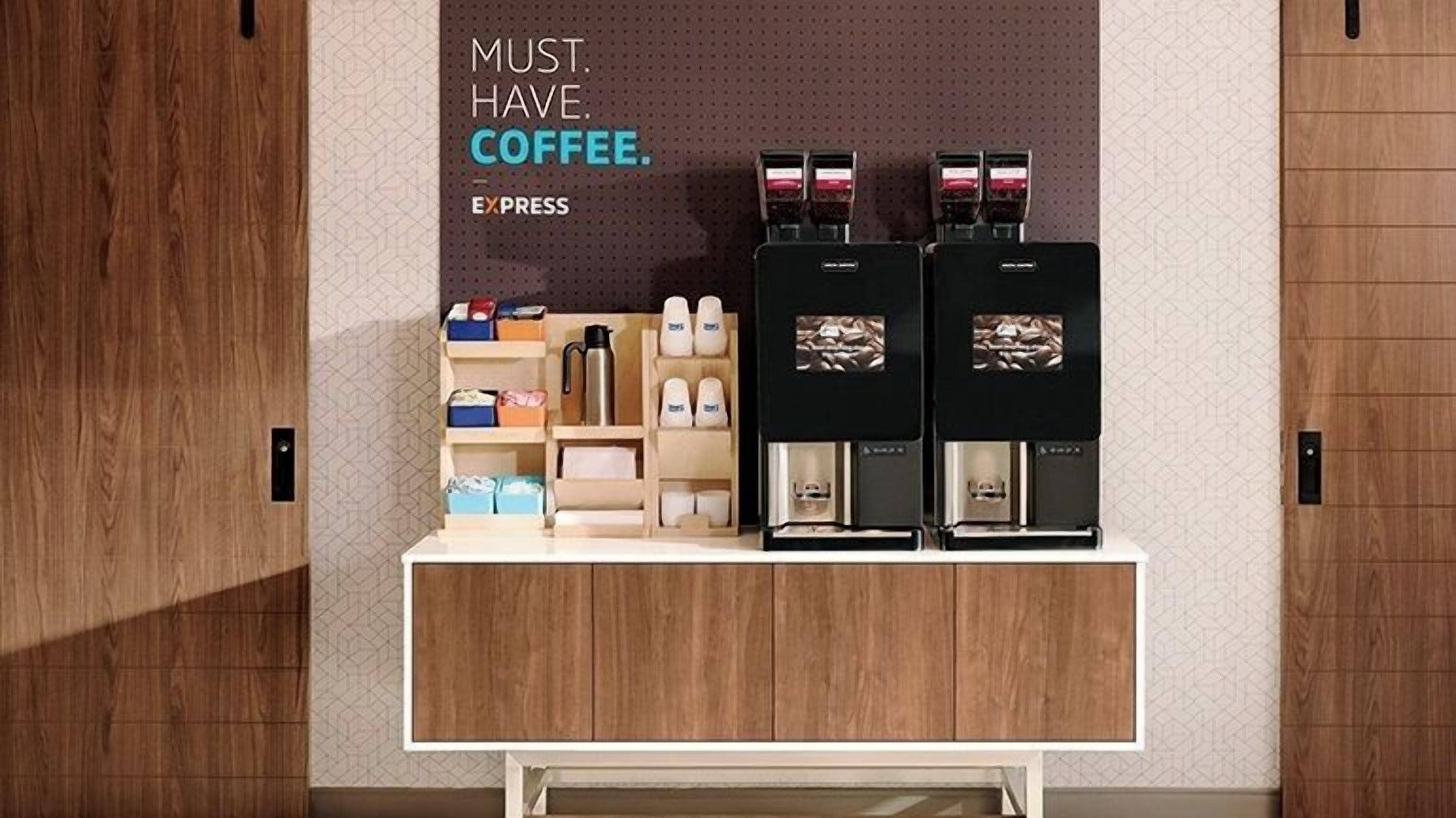 Eine Kaffeestation mit Espressomaschinen und verschiedenen Kaffeekannen.