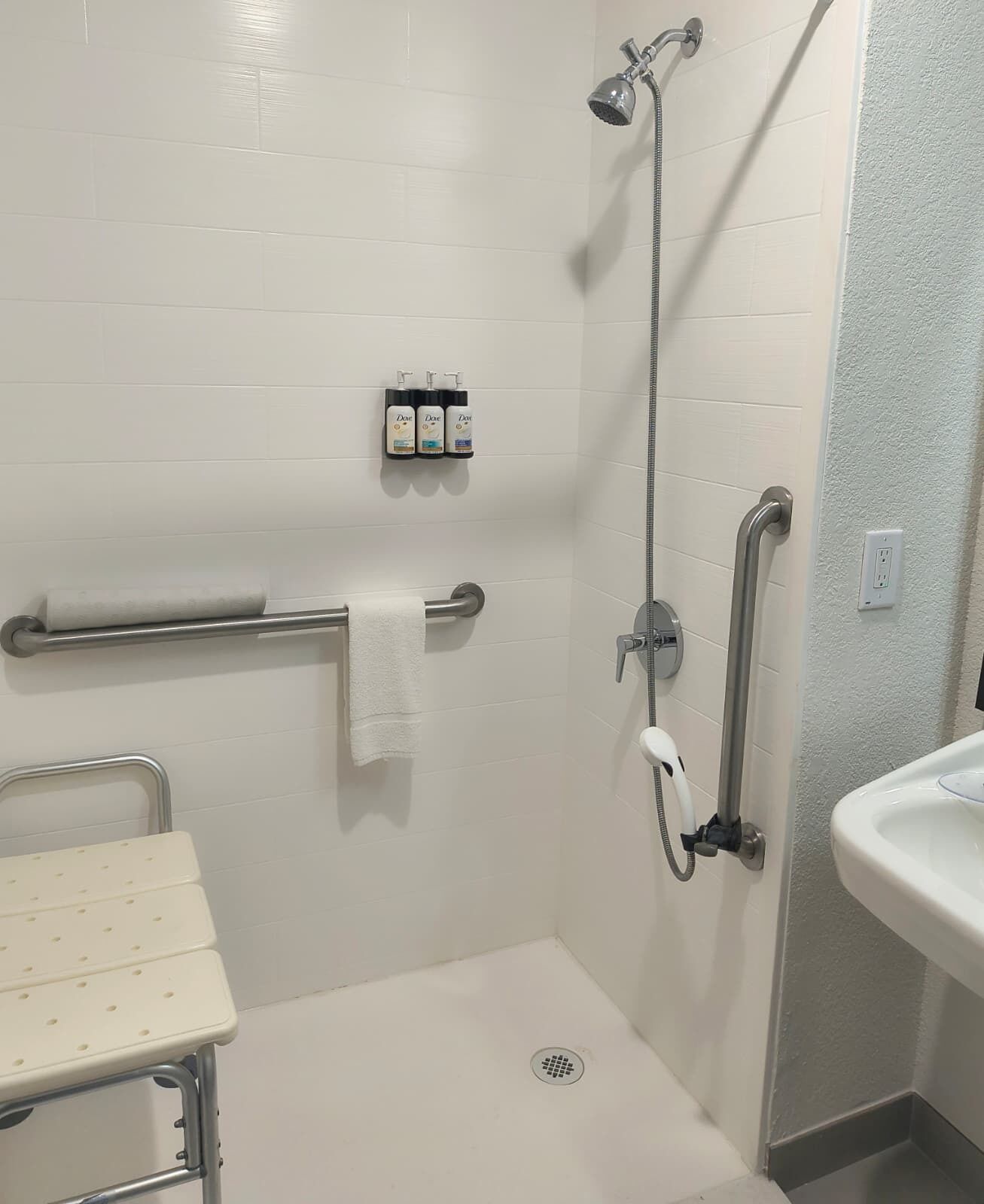 Een bad/douchecombinatie, gratis toiletartikelen, een haardroger