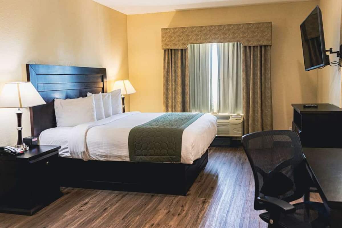 Pillowtop beds, iron/ironing board, free WiFi, bed sheets
