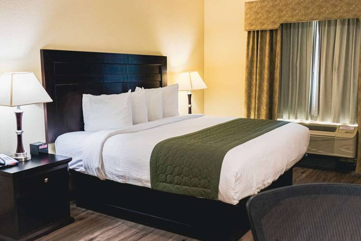 Pillowtop beds, iron/ironing board, free WiFi, bed sheets