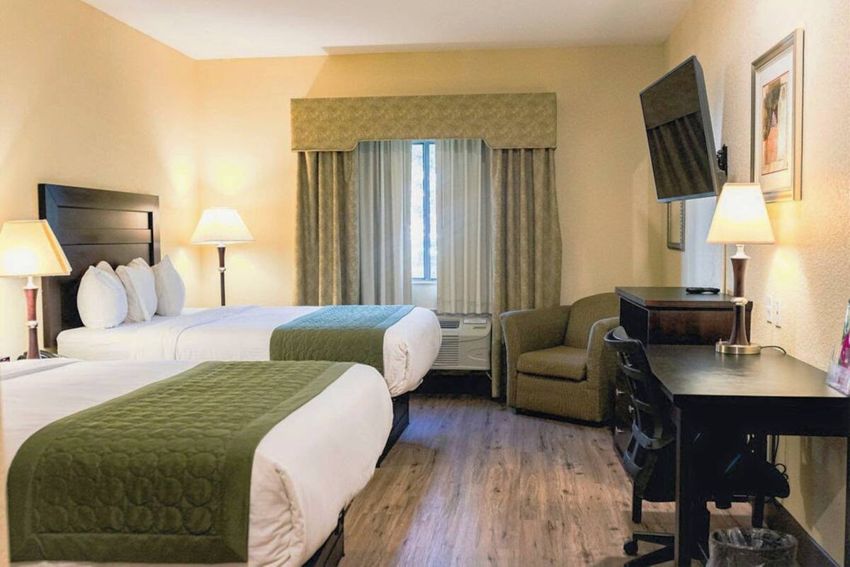 Premium kamer, meerdere bedden | Pillowtop-bedden, een strijkplank/strijkijzer, gratis wifi, een wekker