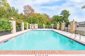 Outdoor pool - Grander Inn & Suites by IHG (Tyler)