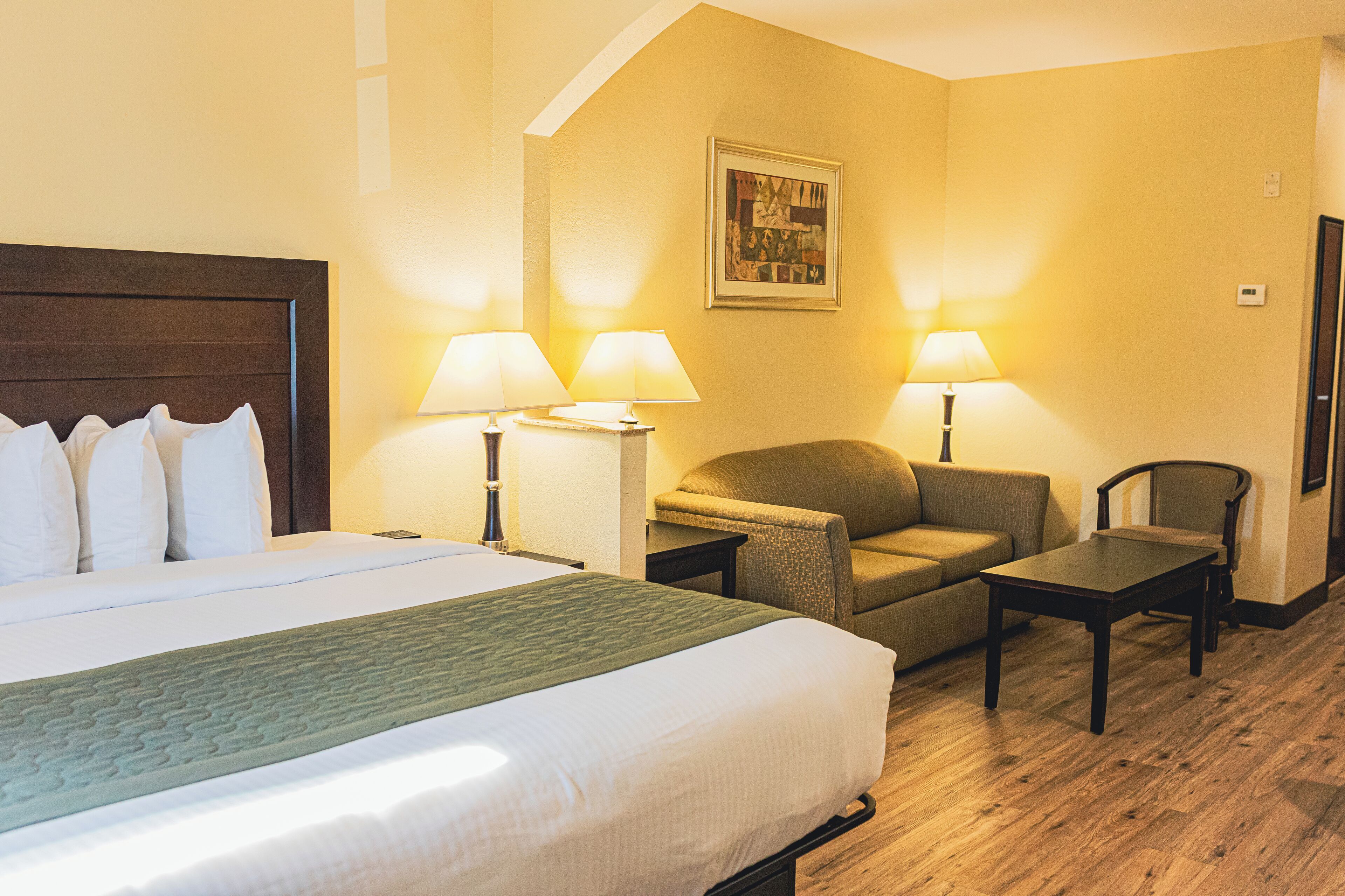 Bantalan ekstra lembut, setrika/meja setrika, dan Wi-Fi gratis