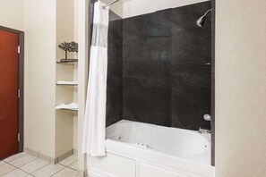Suíte estúdio, 1 cama King, para não fumantes | Banheiro | Produtos de toalete grátis, secador de cabelo, toalhas de banho 