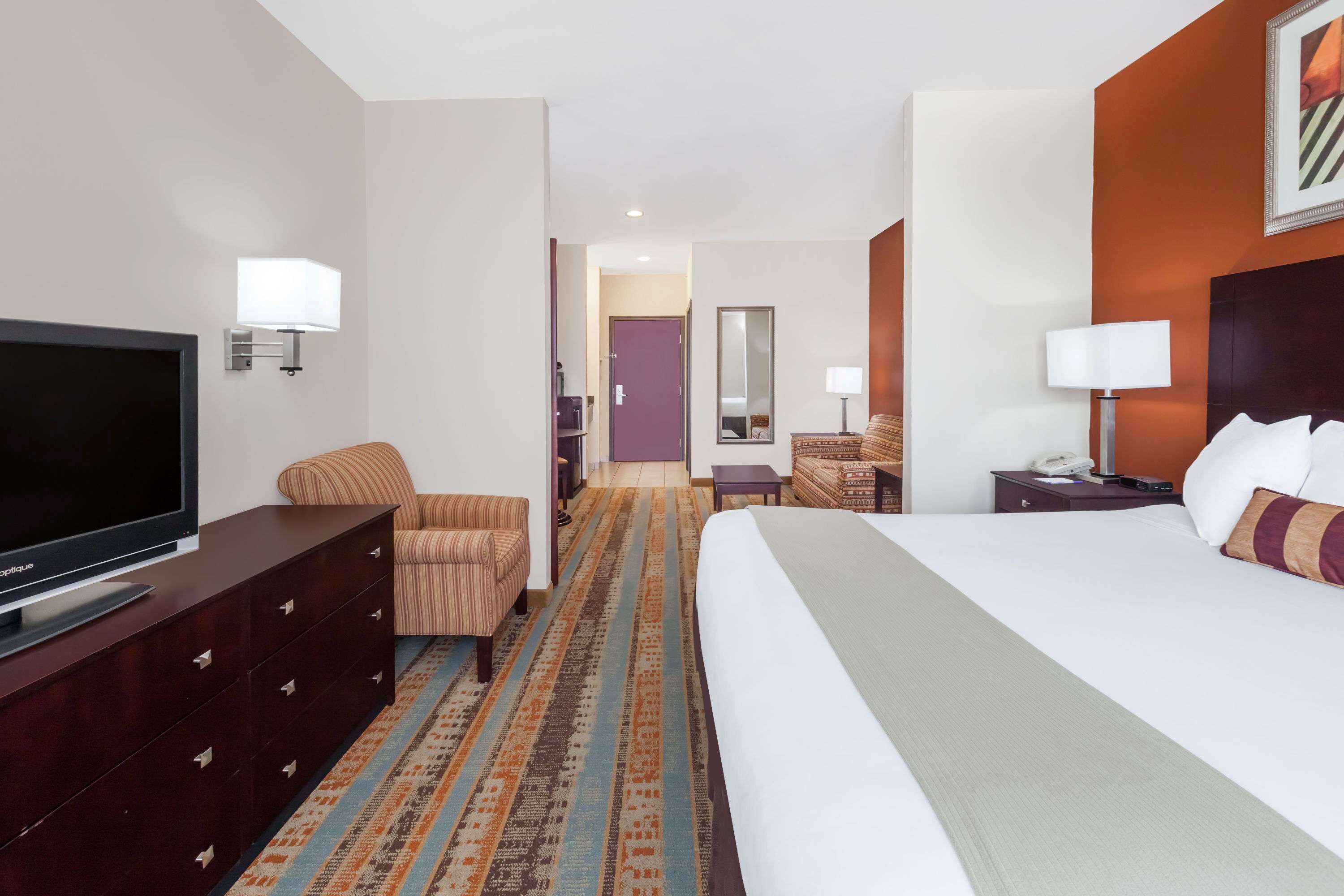 studio suite, 1 king bed, non smoking | desk, iron/ironing board, free cots/infant beds, free wifi