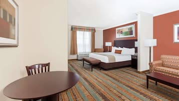 Literie hypoallergénique, bureau, fer et planche à repasser