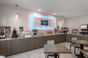 Café da manhã com buffet grátis todos os dias