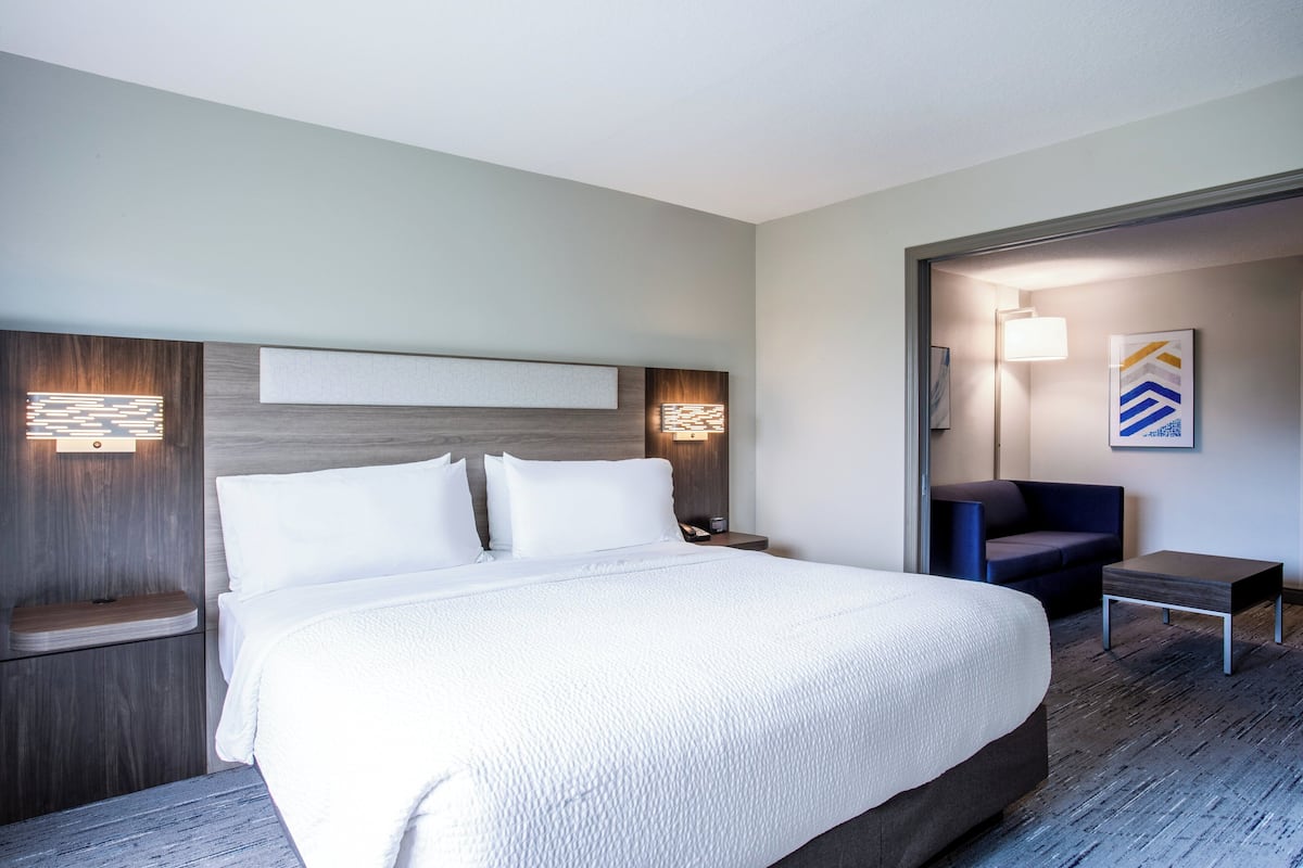 Suite, 1 kingsize bed (Parlour) | Een kluis op de kamer, een bureau, verduisterende gordijnen