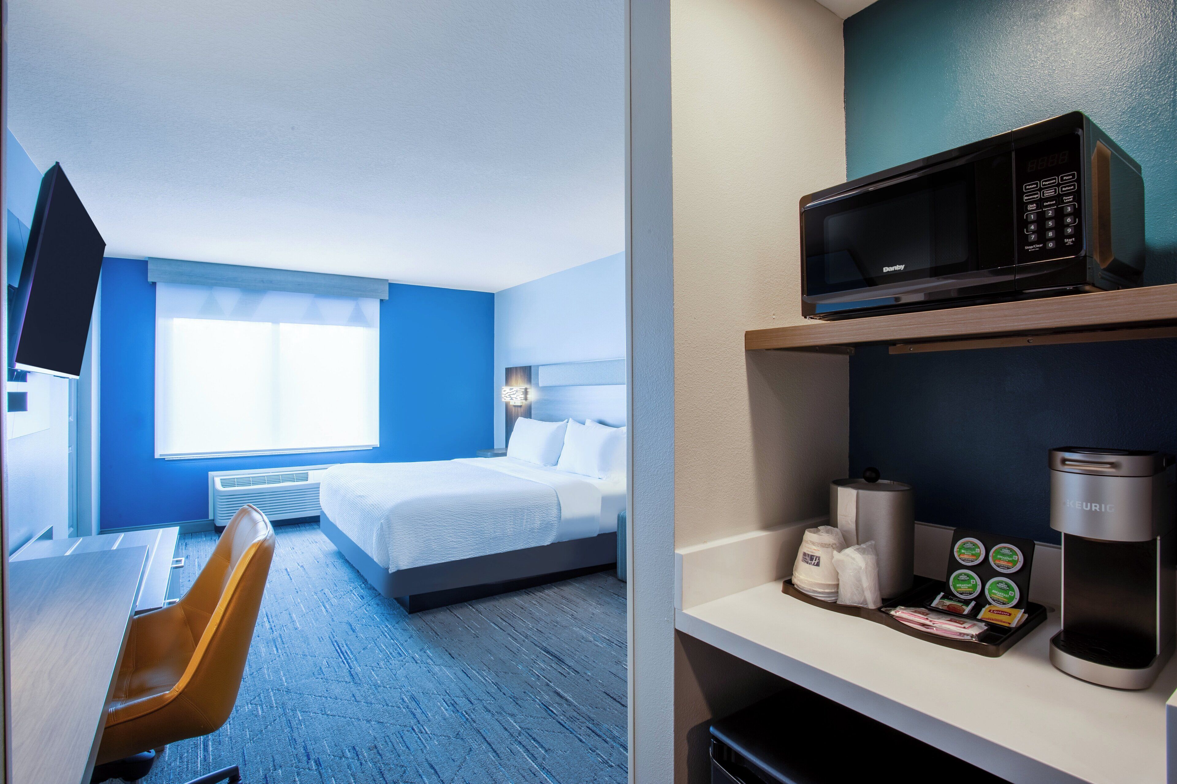 standard room, 1 king bed, accessible (communications, accessible tub) | in-room safe, desk, blackout curtains, iron/ironing board