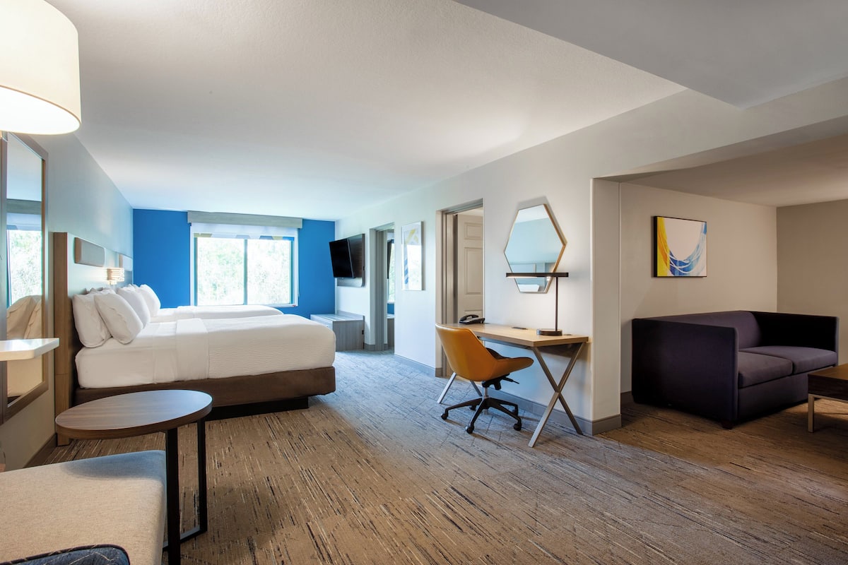 Suite, Mehrere Betten | 1 Schlafzimmer, Zimmersafe, Schreibtisch, Verdunkelungsvorhänge