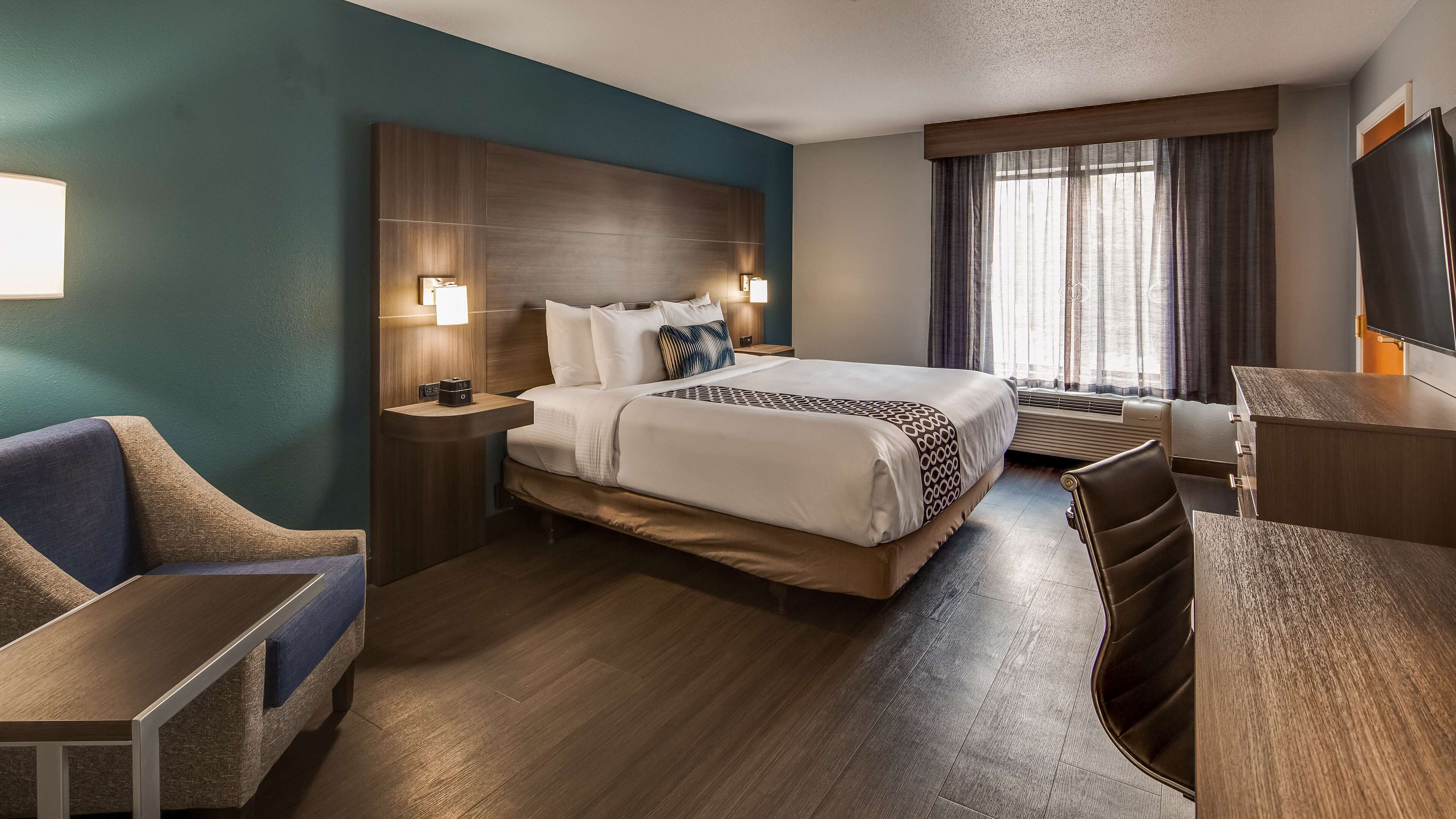 Luxe beddengoed, pillowtop-bedden, een kluis op de kamer, een bureau