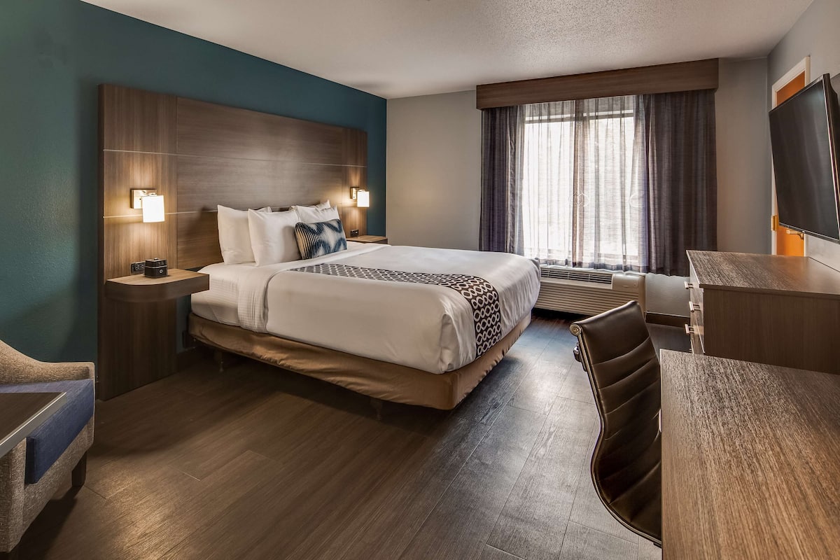Premium bedding, pillowtop beds, in-room safe, desk