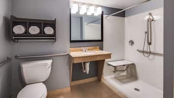 Une salle de bain moderne équipée de toilettes, d’un lavabo et d’une douche.