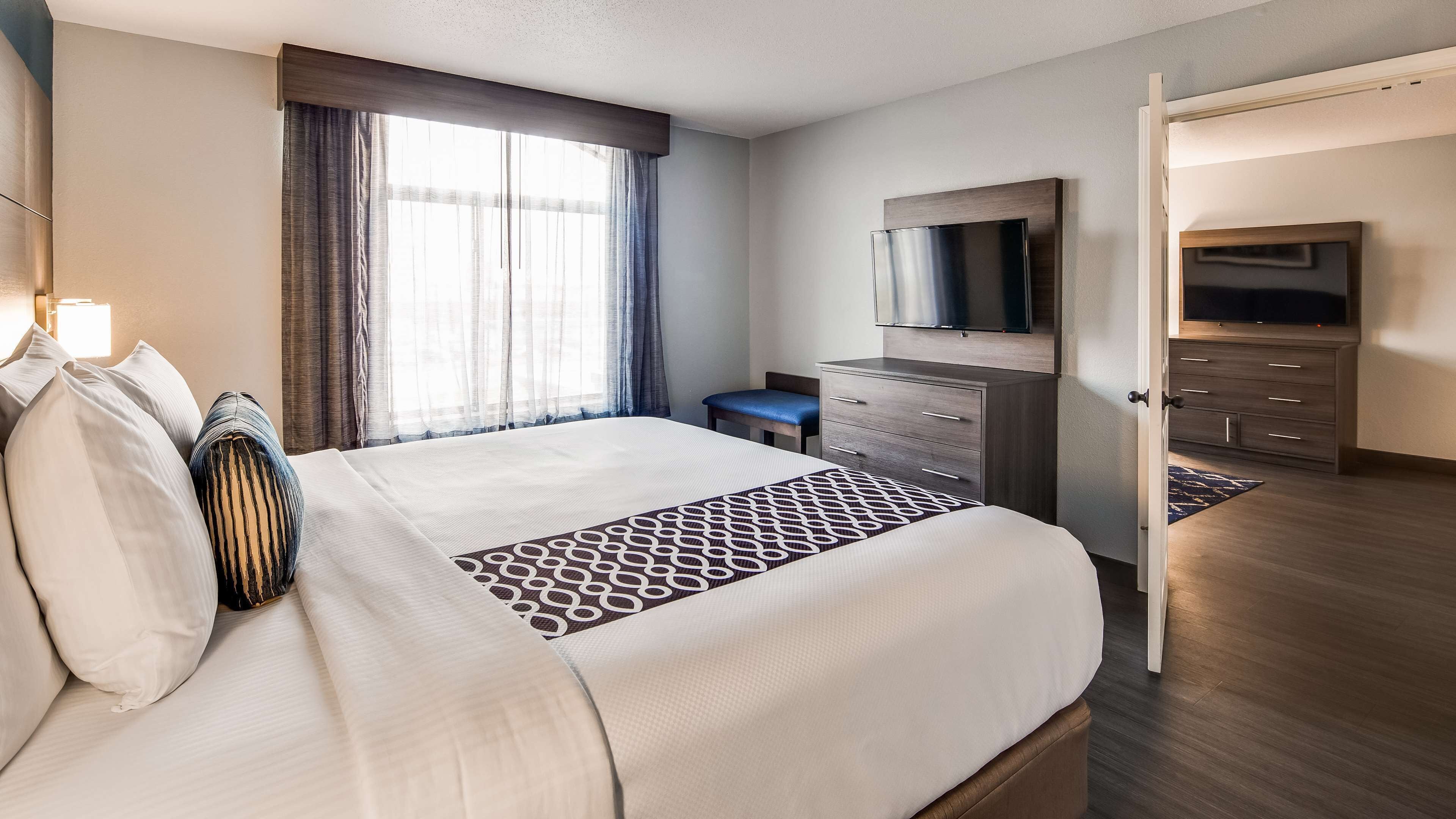 Suite, 1 kingsize bed, niet-roken, bubbelbad (with Single Sofabed) | Luxe beddengoed, pillowtop-bedden, een kluis op de kamer, een bureau