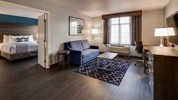 Suite, 1 kingsize-seng, ikke-røyk, massasjebadekar (with Single Sofabed) | Sengetøy av topp kvalitet, senger med overmadrass og safe på rommet