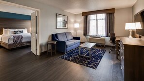 Suite, 1 Tempat Tidur King, Bebas Asap Rokok, jet tub (with Single Sofabed) | Seprai premium, bantalan ekstra lembut, brankas, dan meja kerja
