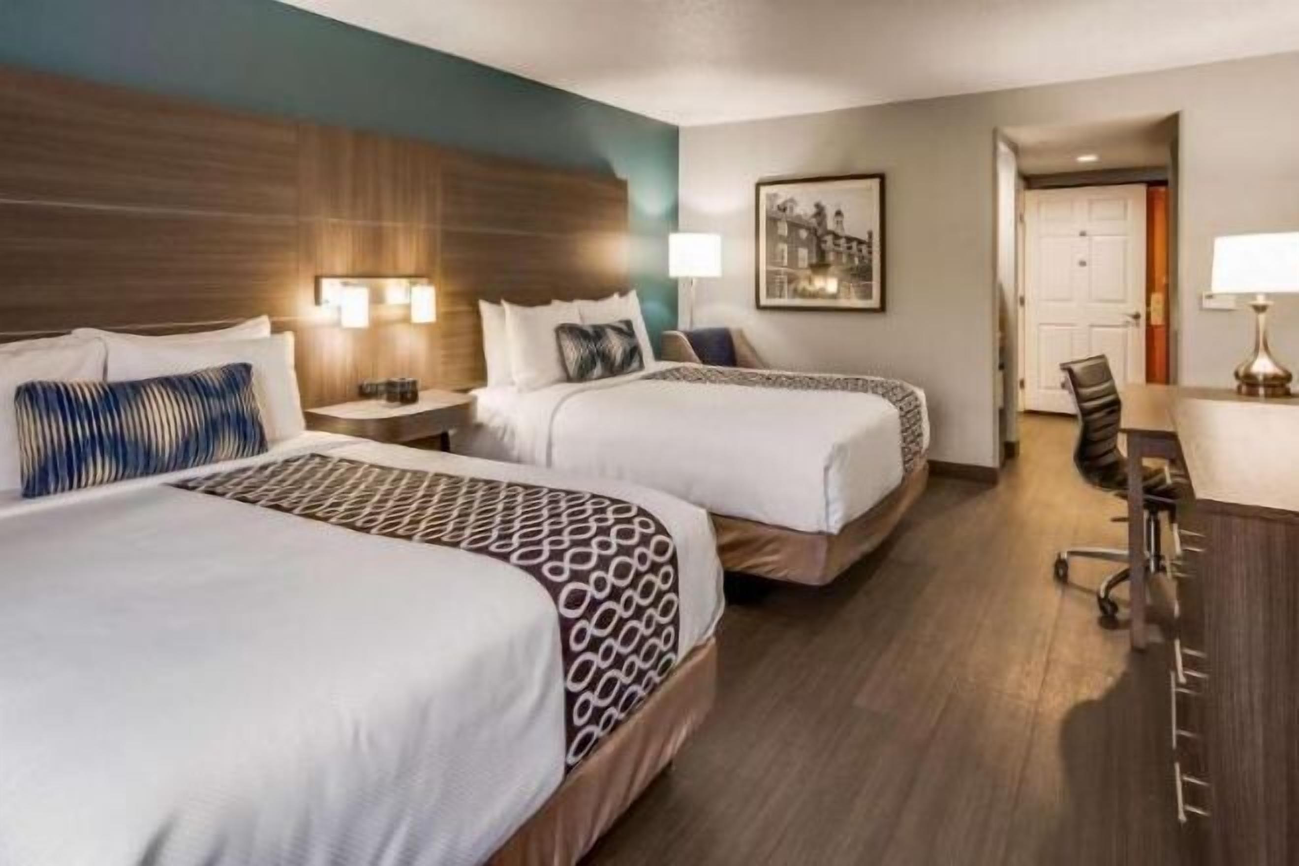 أغطية فراش متميزة وأسرّة بطبقة علوية مريحة وخزنة داخل الغرفة ومكتب