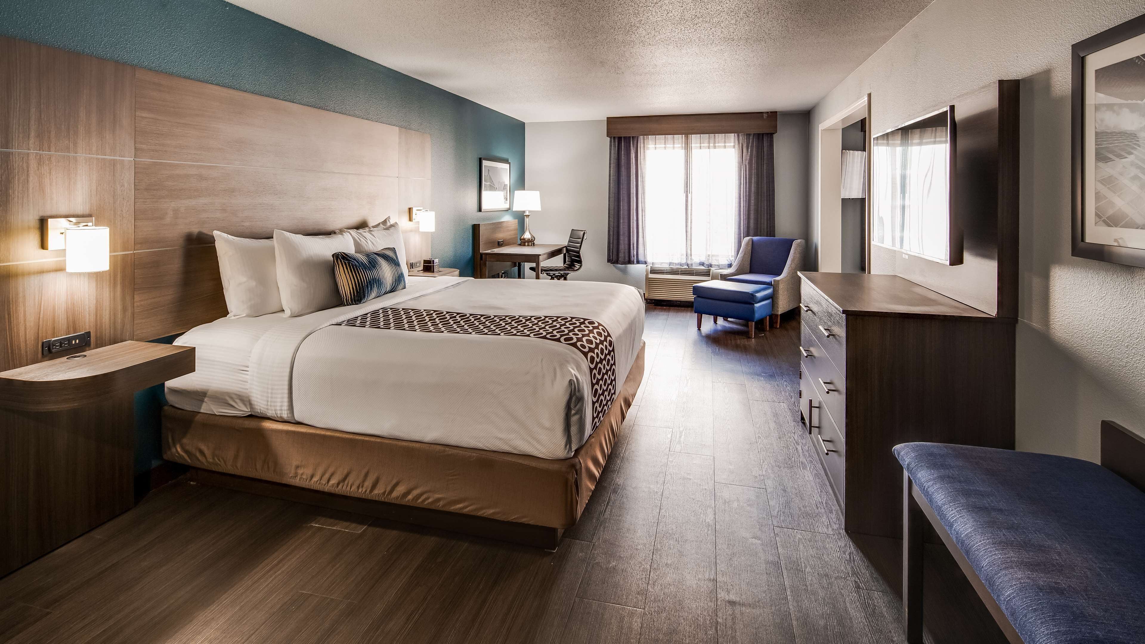 Standaard kamer, 1 kingsize bed, niet-roken (with Single Sofabed) | Luxe beddengoed, pillowtop-bedden, een kluis op de kamer, een bureau
