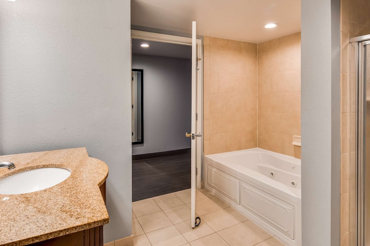 suite, 1 king bed, non smoking, jetted tub (with sofabed) | bathroom | combined shower/bathtub, designer toiletries, hair dryer, towels