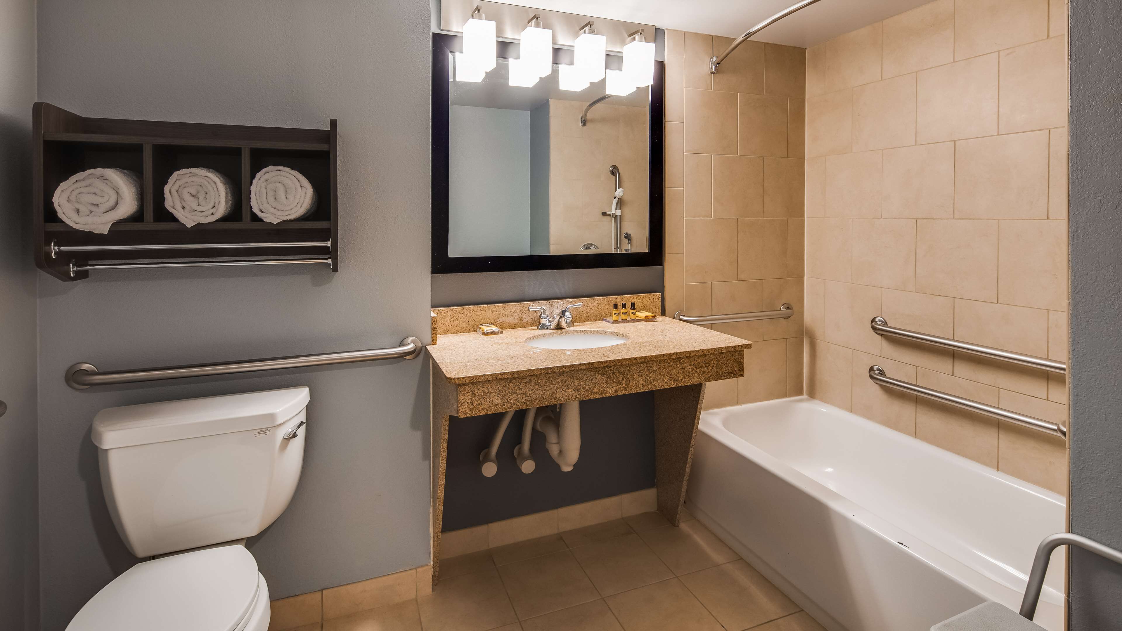 Kombination af bruser/badekar, designertoiletartikler, hårtørrer