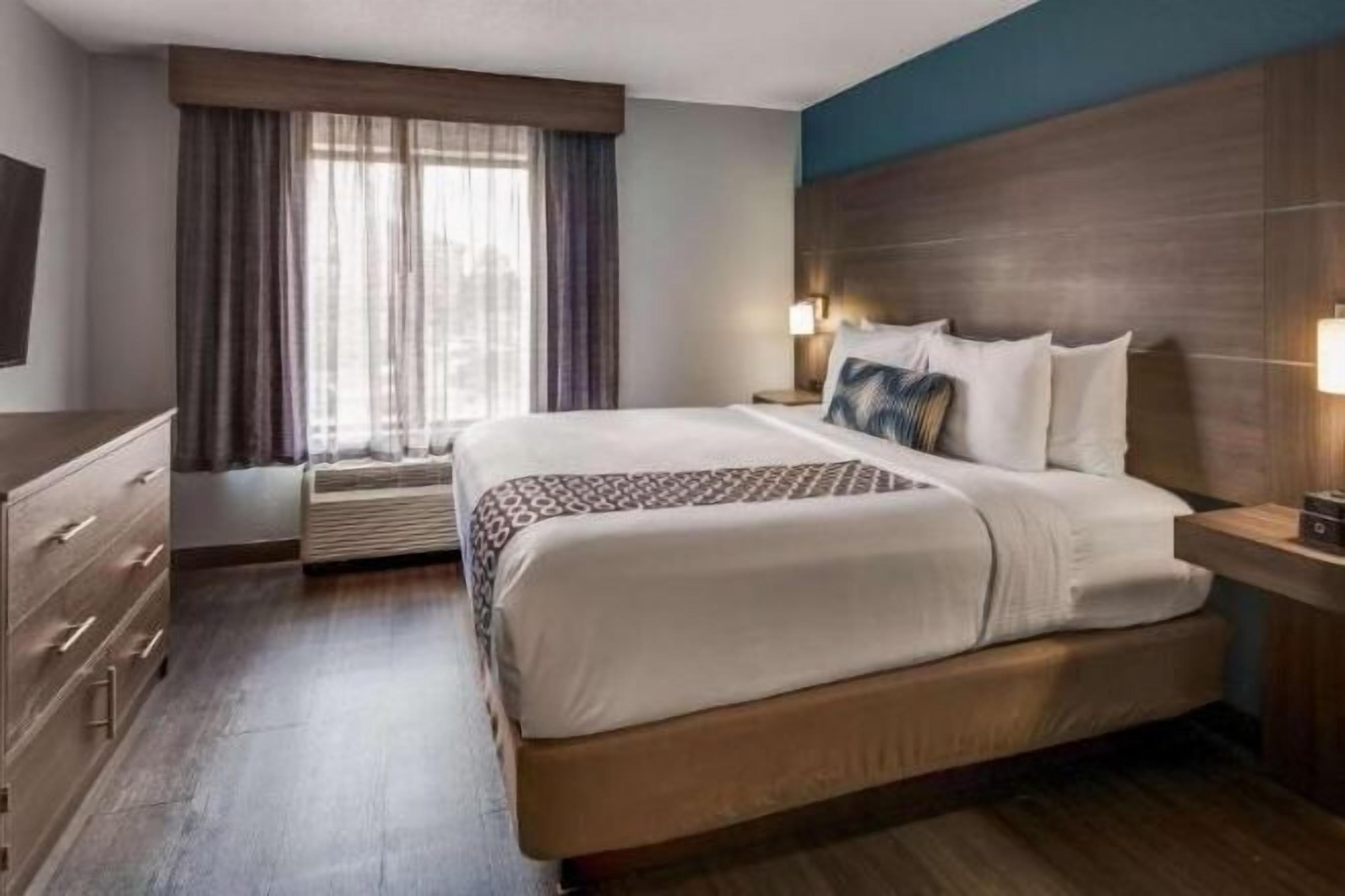 أغطية فراش متميزة وأسرّة بطبقة علوية مريحة وخزنة داخل الغرفة ومكتب