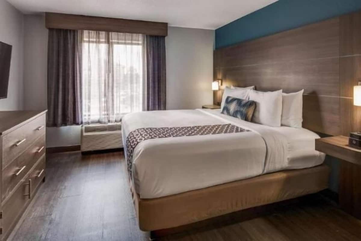 Peralatan tempat tidur premium, tilam berlapik, peti besi dalam bilik