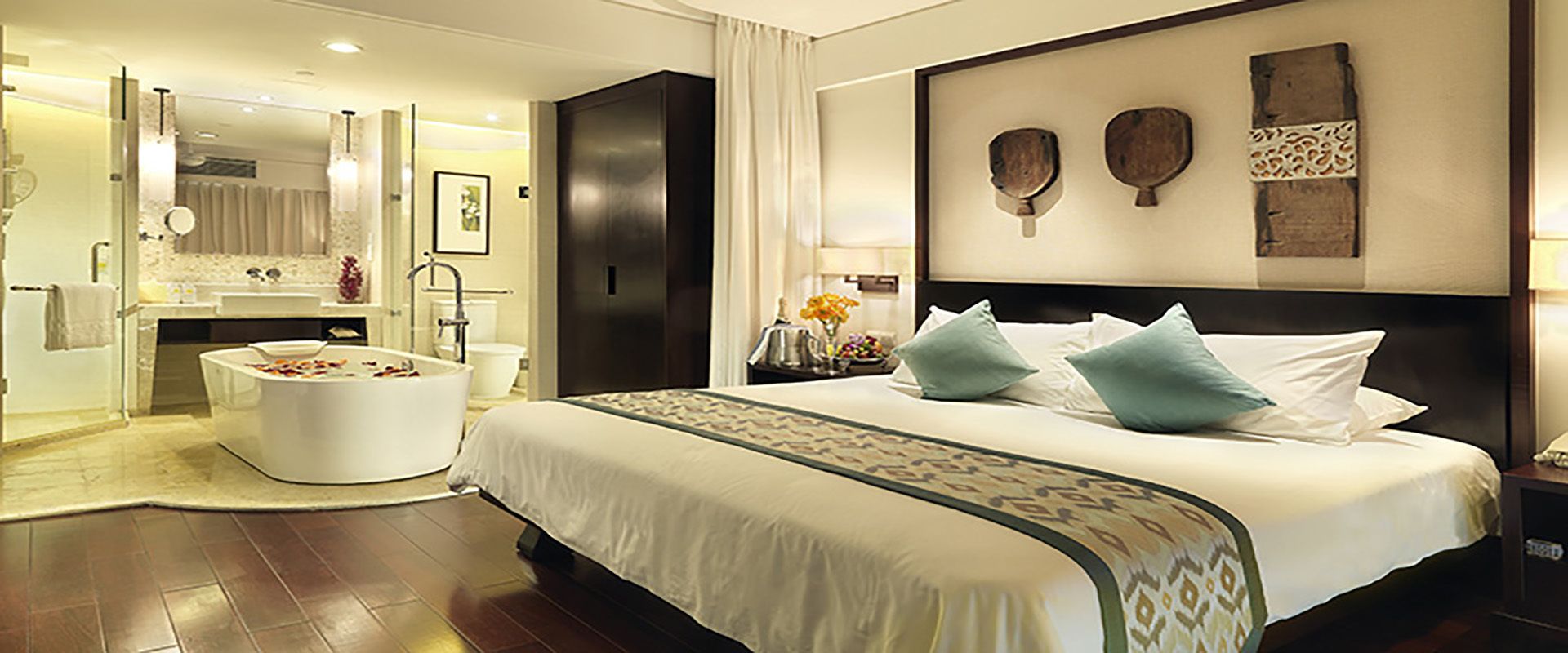 premier suite, non smoking, sea view | minibar, in-room safe, desk, soundproofing