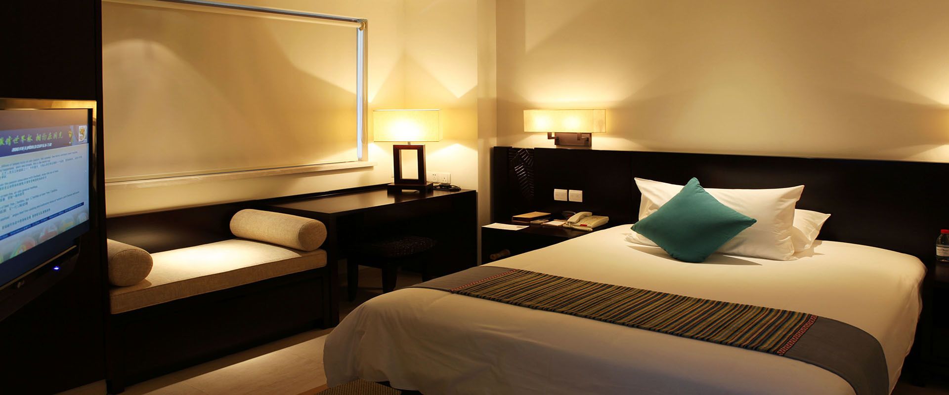 premier suite, smoking, sea view | minibar, in-room safe, desk, soundproofing