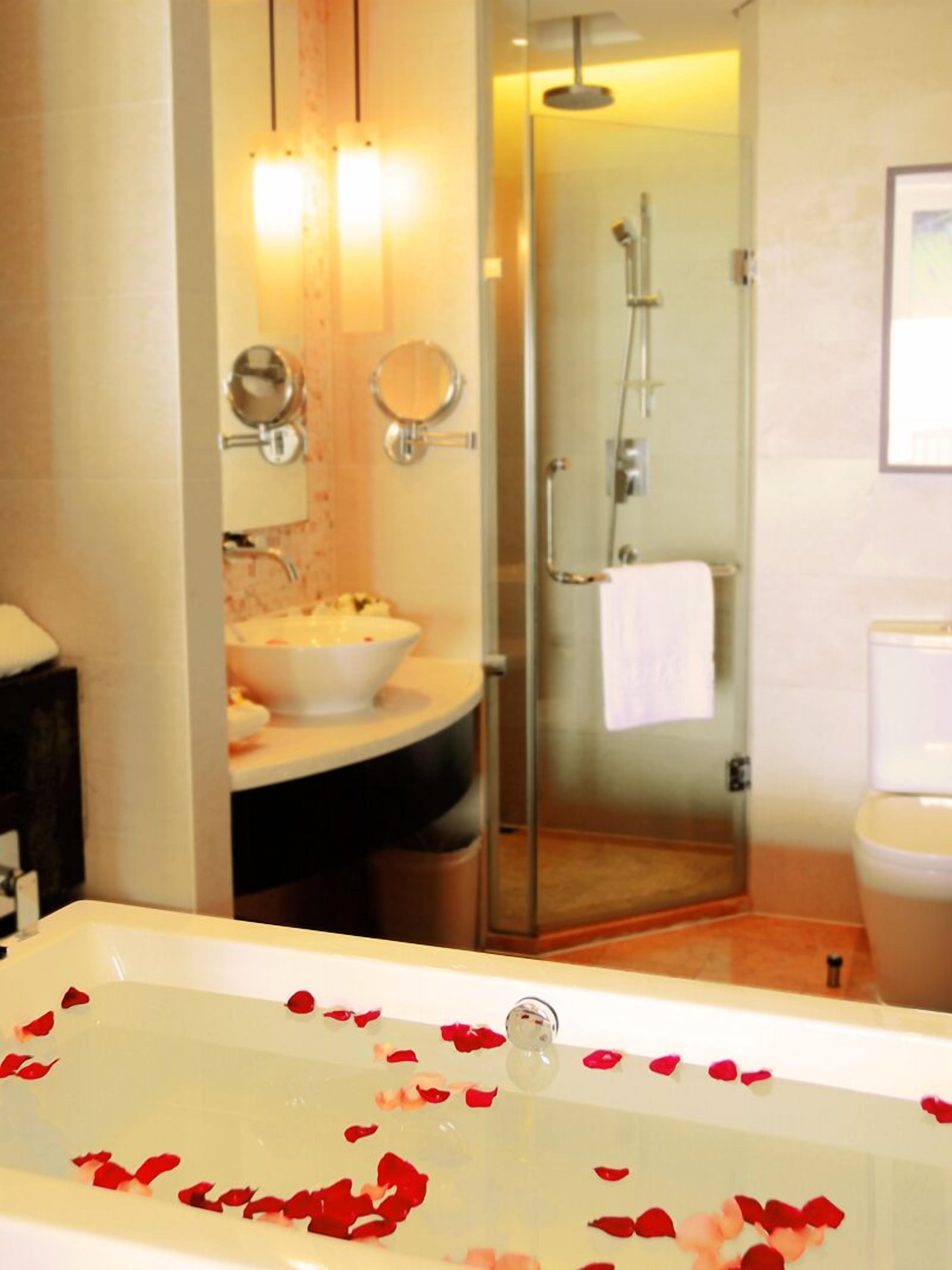 honeymoon room, 1 king bed, smoking, sea view | bathroom | combined shower/bathtub, rainfall showerhead, hair dryer, bathrobes