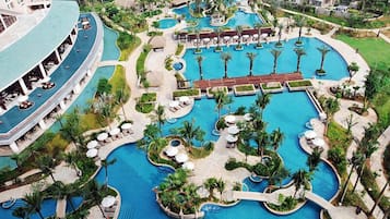 Piscina coperta, 3 piscine all'aperto