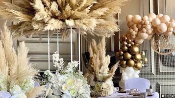 Lunch, dinner and brunch served