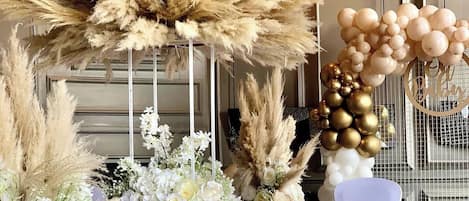 S'hi serveixen dinars, sopars i esmorzars-dinars