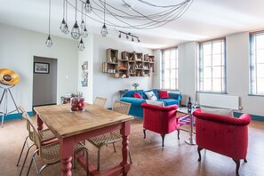 In-room safe, desk, iron/ironing board, free cribs/infant beds - Oddfellows Chester Hotel and Apartments (Chester)