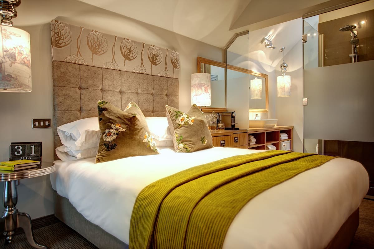 standard cottage, 1 king bed | bathroom | free toiletries, hair dryer, towels