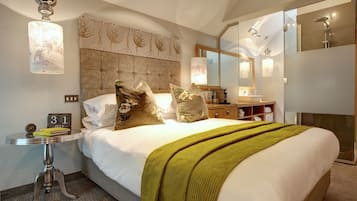 Classic Room, 1 Double Bed | Minibar, in-room safe, desk, iron/ironing board