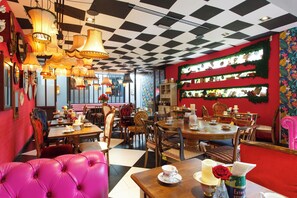 Déjeuner, dîner et brunch servis sur place