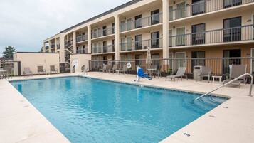 Piscine extérieure (ouverte en saison)