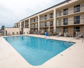 حمّام سباحة خارجي موسمي