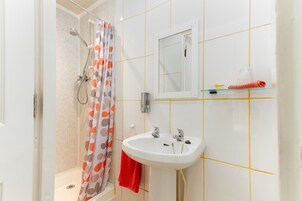 Yhden hengen huone (Room 6) | Kylpyhuone | Suihku, ilmaiset hygieniatuotteet, hiustenkuivaaja, pyyhkeet