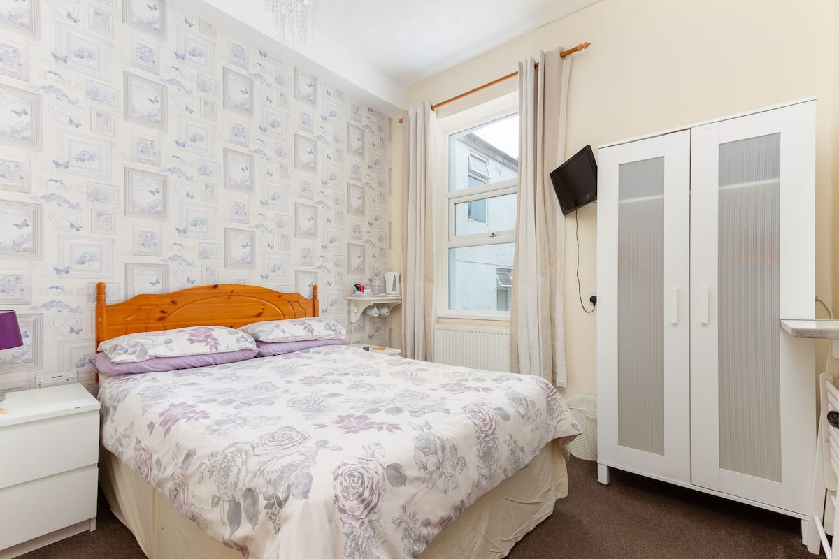 Habitación doble (Room 4) | Tabla de planchar con plancha, cunas y ropa de cama